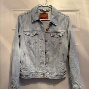 Levi’s women’s Trucker Light wash Jacket size Small